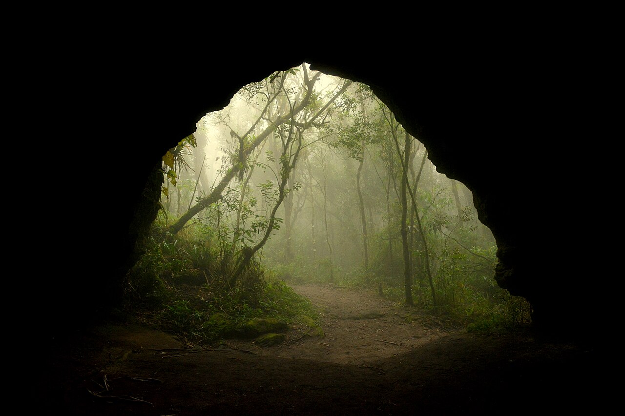 Formações rochosas em caverna.