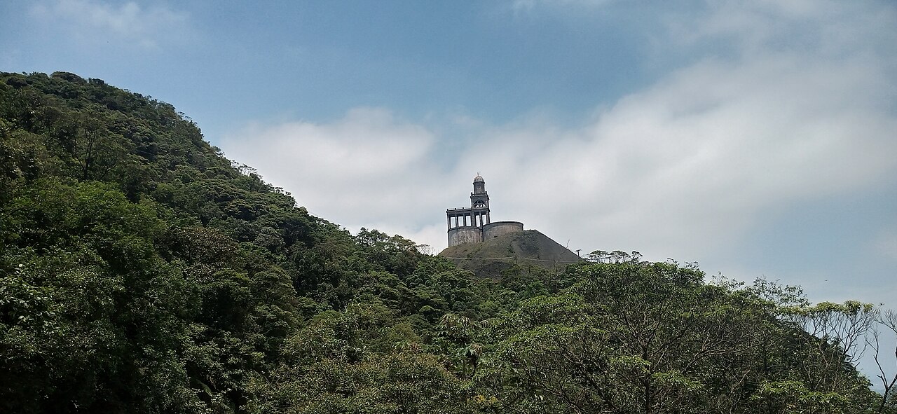 Serra com vegetação e céu aberto.