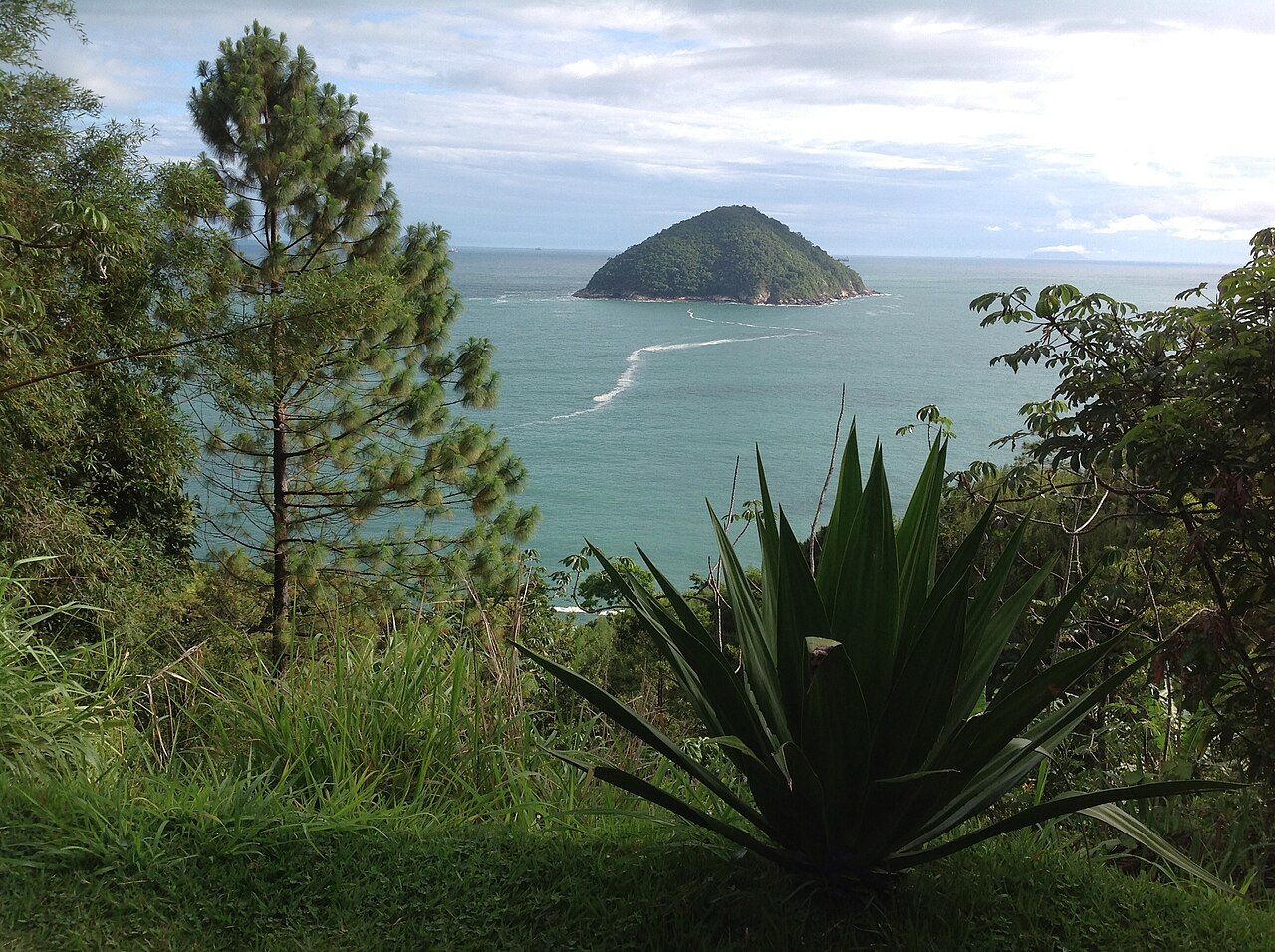 Serra com vegetação e céu aberto.