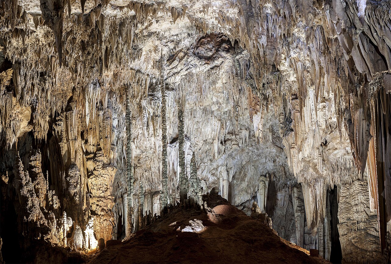 Formações rochosas em caverna.