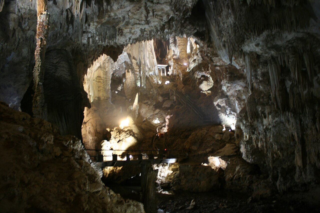 Formações rochosas em caverna.
