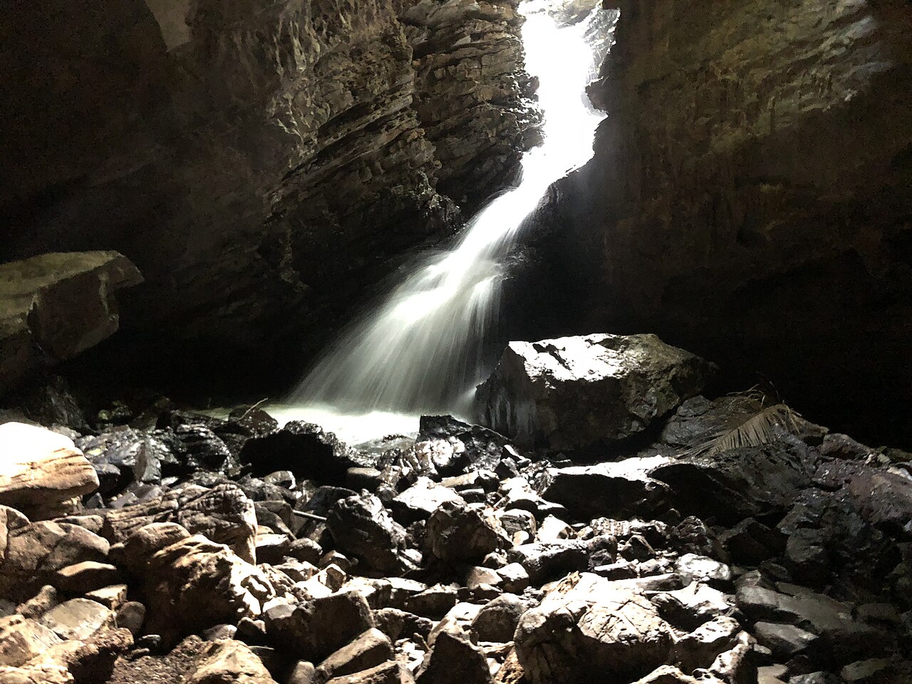 Formações rochosas em caverna.