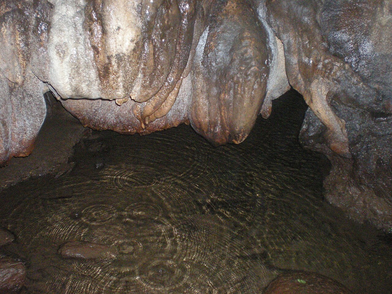 Formações rochosas em caverna.