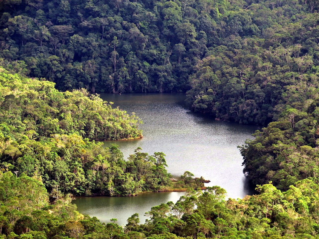 Vista aberta de morros e vegetação.