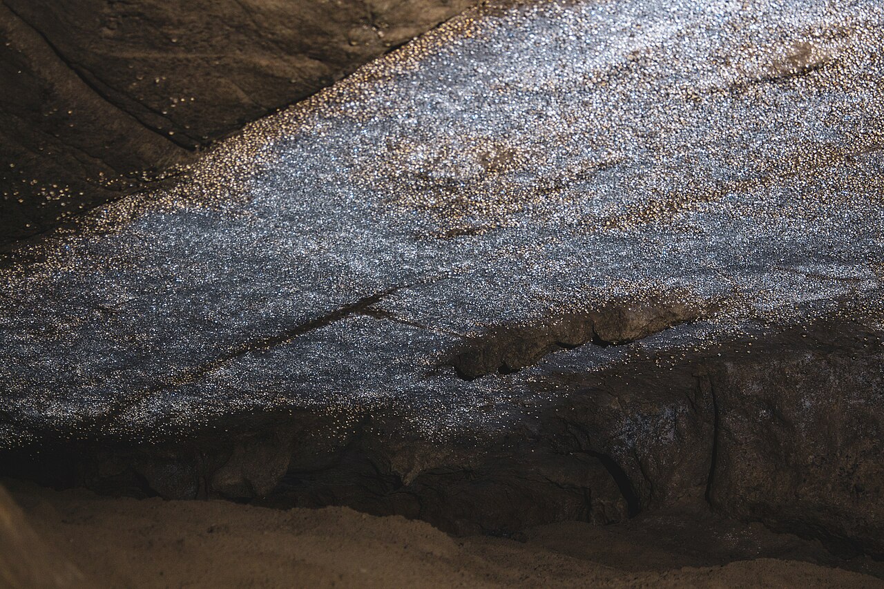 Formações rochosas em caverna.