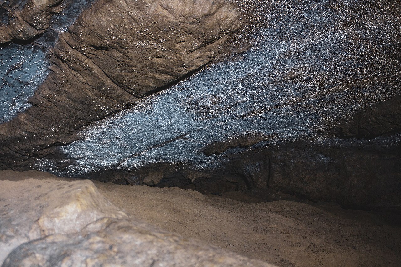 Formações rochosas em caverna.