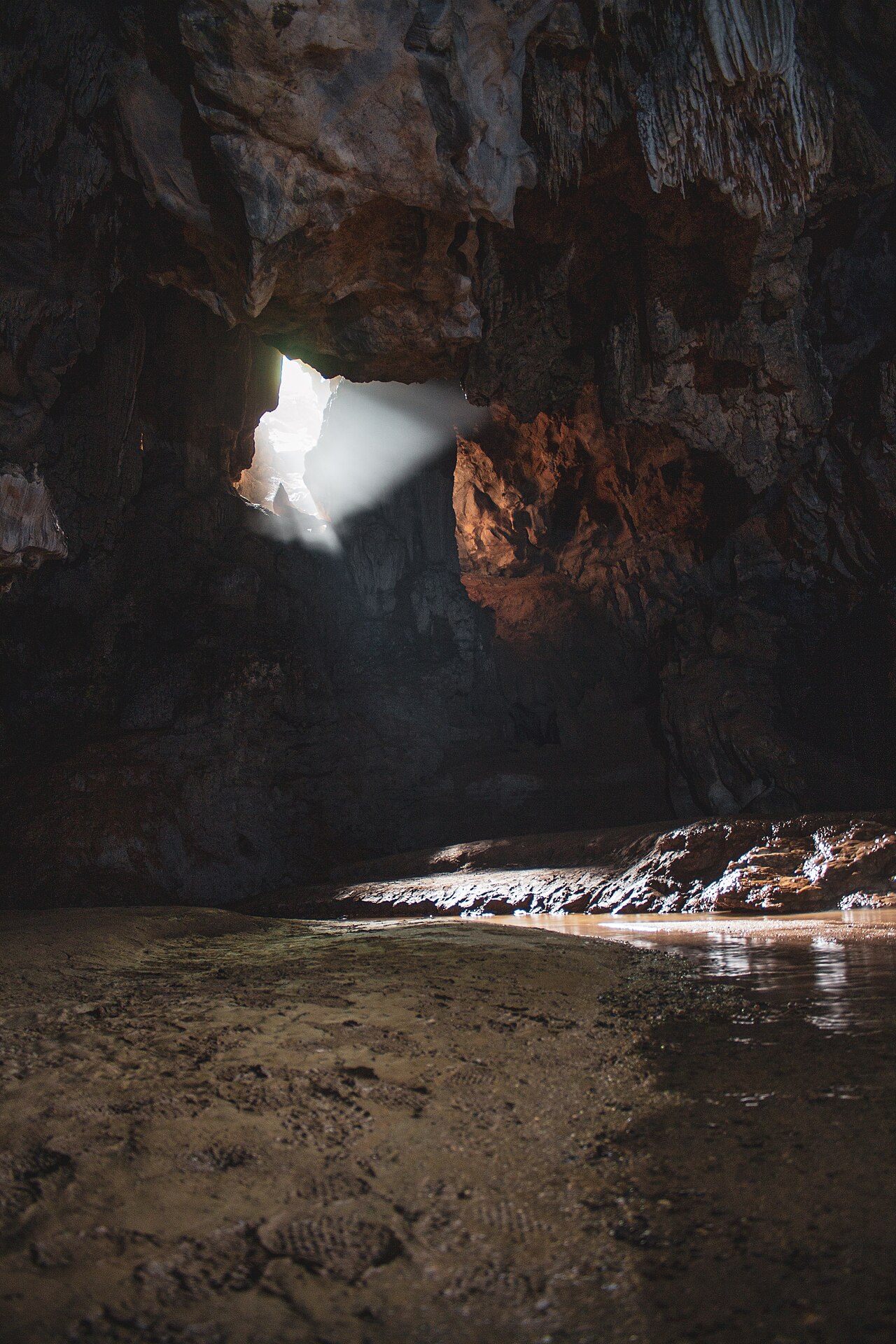 Formações rochosas em caverna.