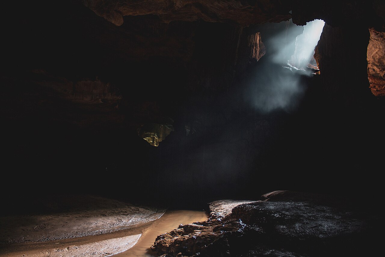 Formações rochosas em caverna.