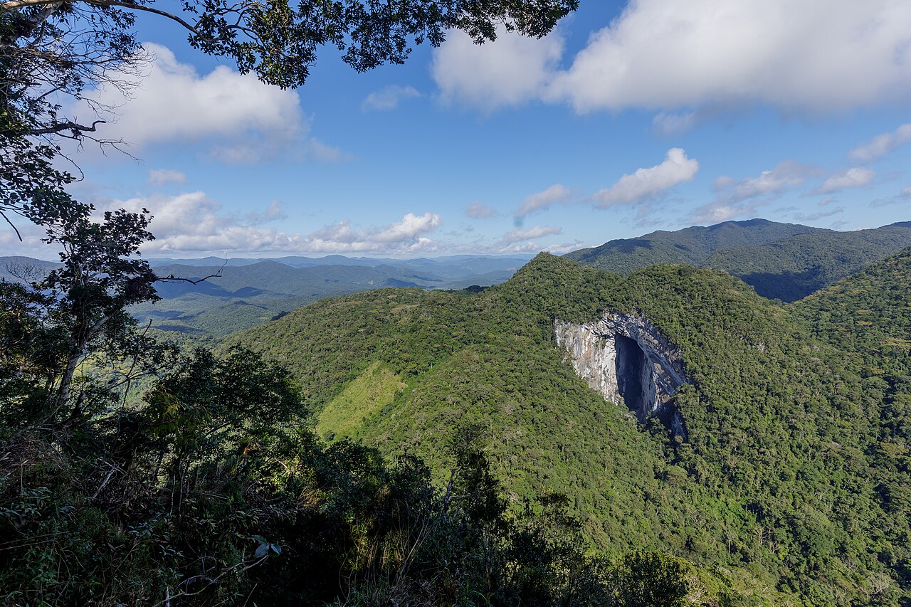 Formações rochosas em caverna.