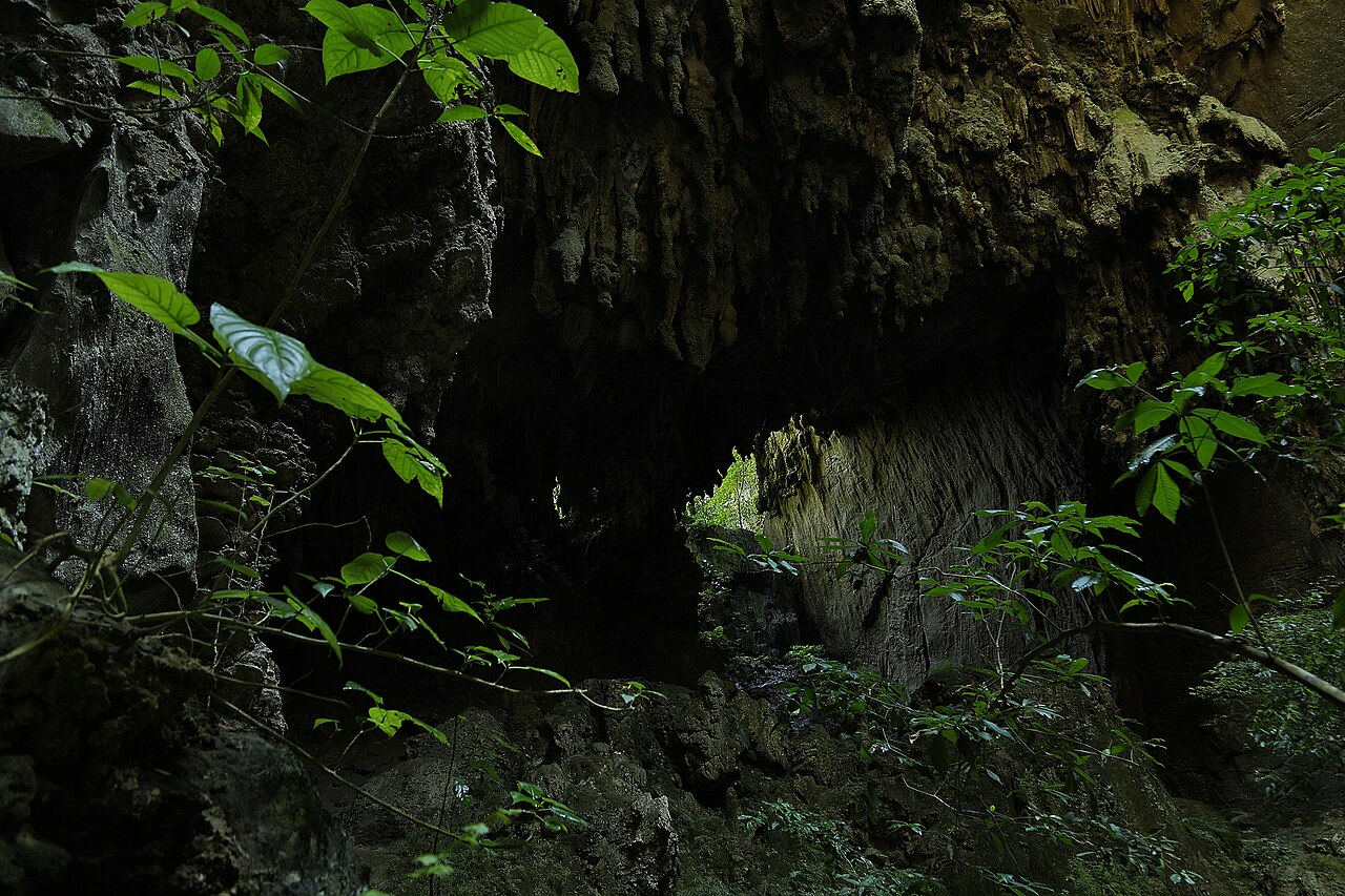 Formações rochosas em caverna.