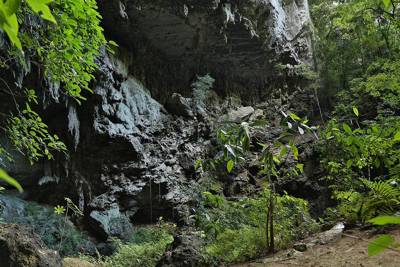 Formações rochosas em caverna.