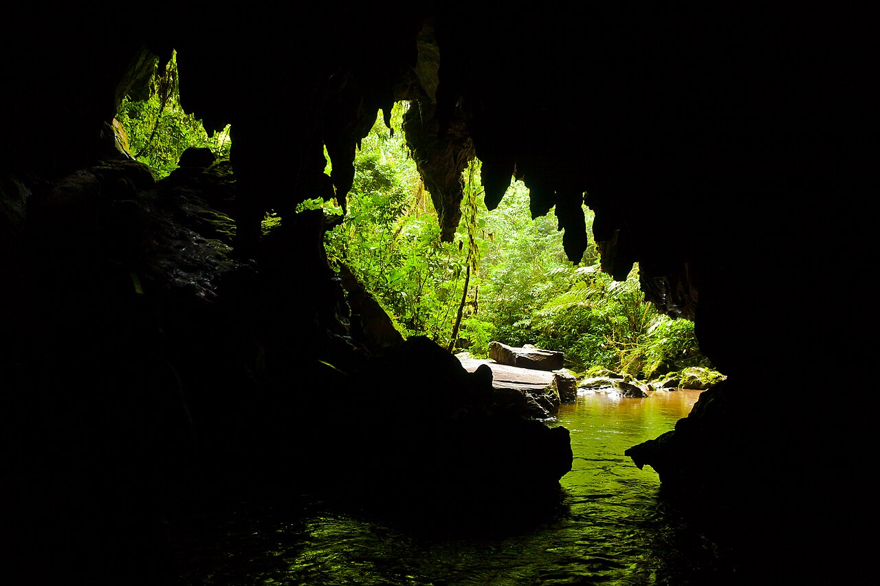 Formações rochosas em caverna.