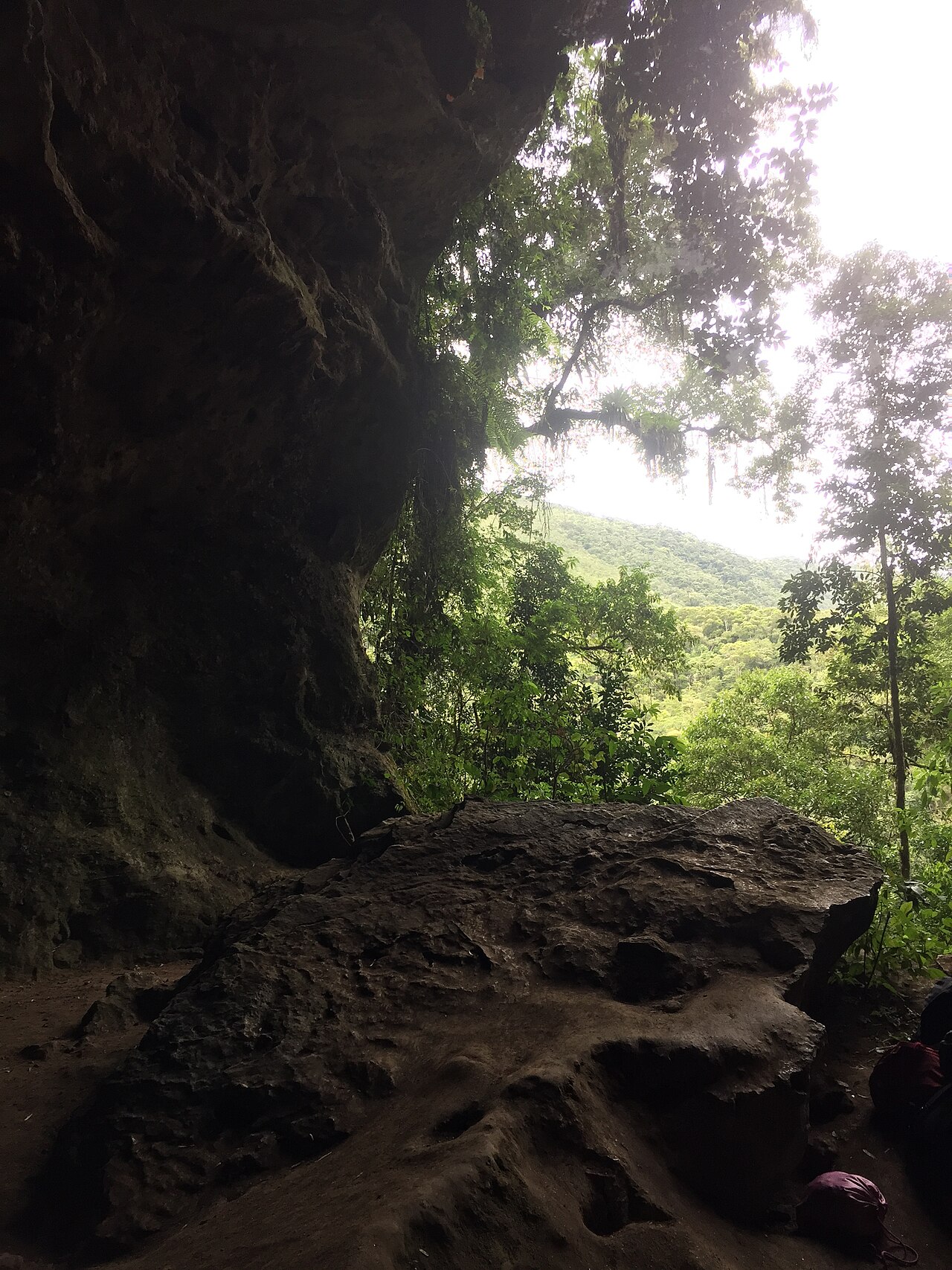 Formações rochosas em caverna.