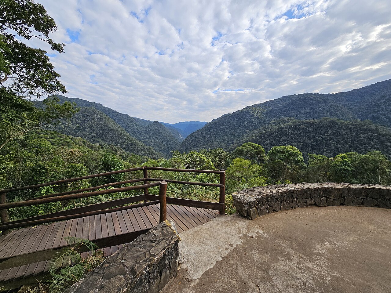 Vista aberta de morros e vegetação.