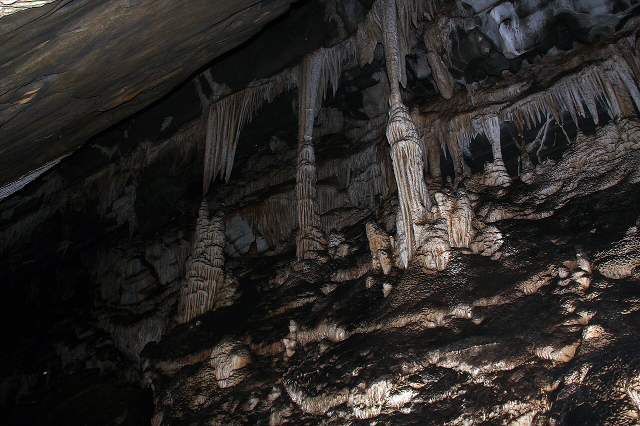 Formações rochosas em caverna.