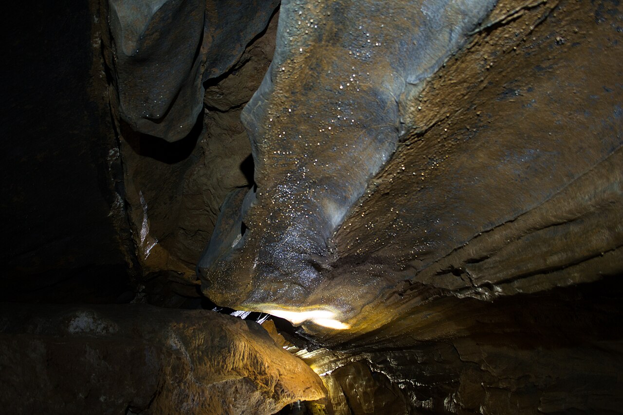 Formações rochosas em caverna.