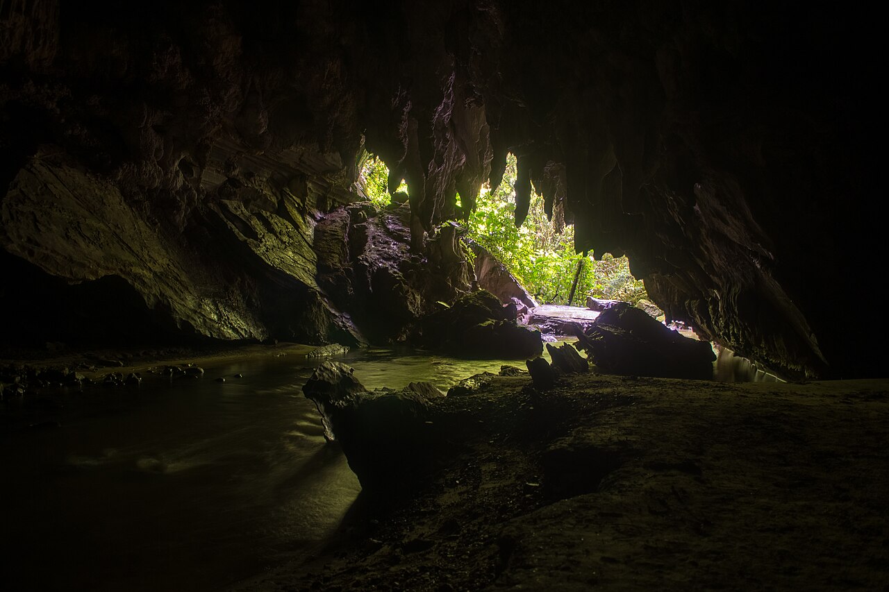 Formações rochosas em caverna.