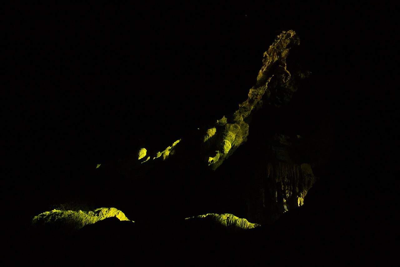 Formações rochosas em caverna.