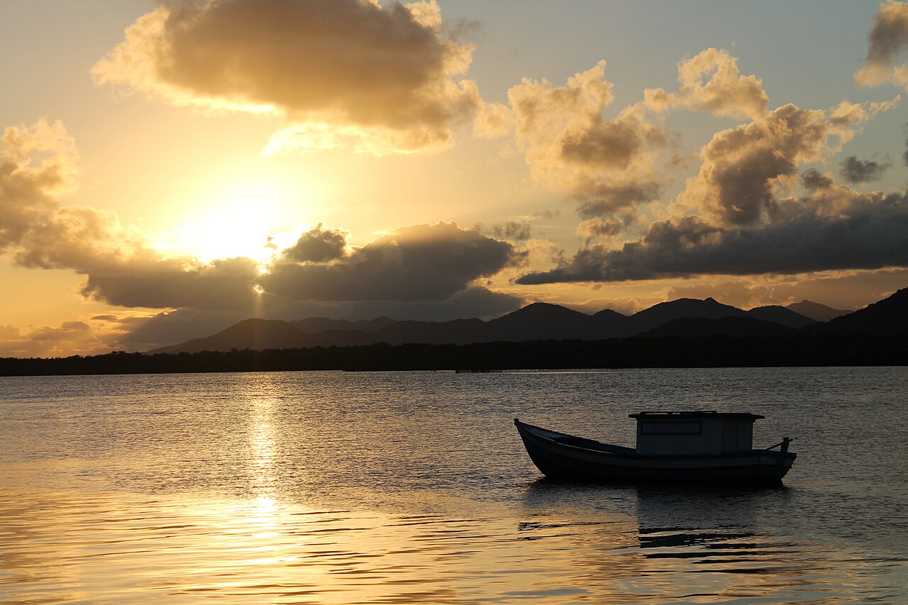Rio entre pedras e vegetação.