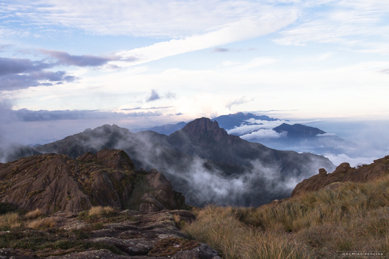 Pico do Itaguaré com a Pedra Redonda ao fundo, na Serra da Mantiqueira.