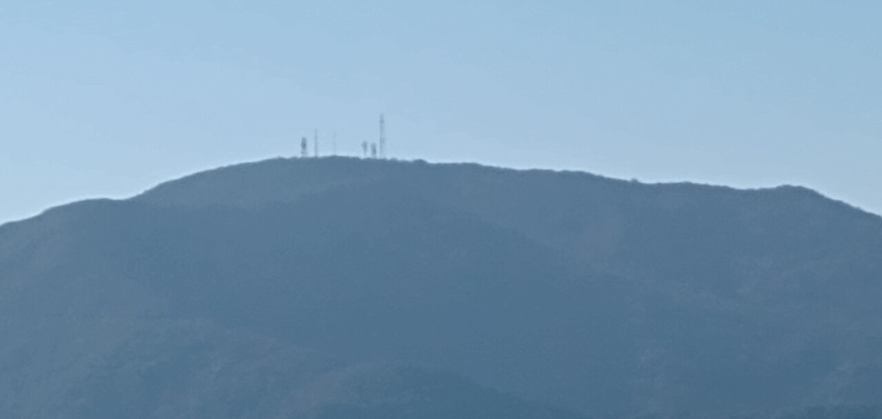 Pico do Itaberaba, também chamado Pico do Gil, visto ao longe do morro do Nhangussu.