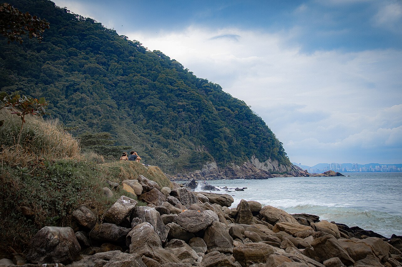 Costão de pedra e mar junto à mata do Parque Estadual Xixová-Japuí.