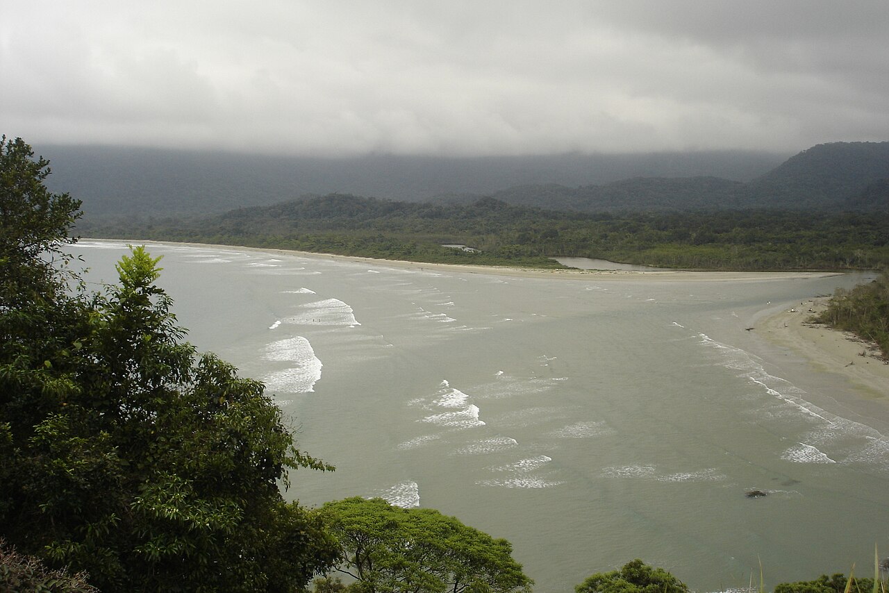 Foz do rio da Fazenda encontrando o mar, no Núcleo Picinguaba.