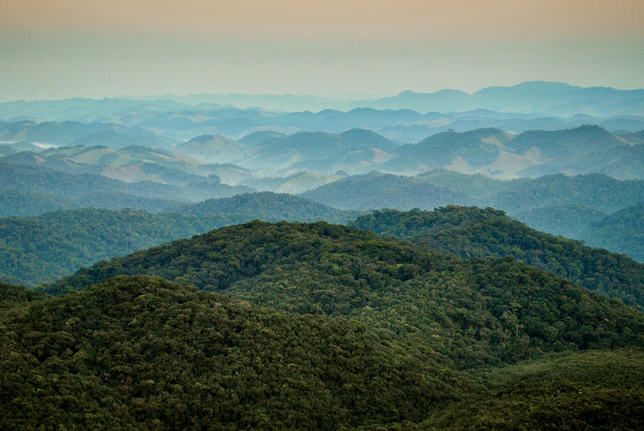 Morros cobertos de mata a perder de vista na região da trilha.