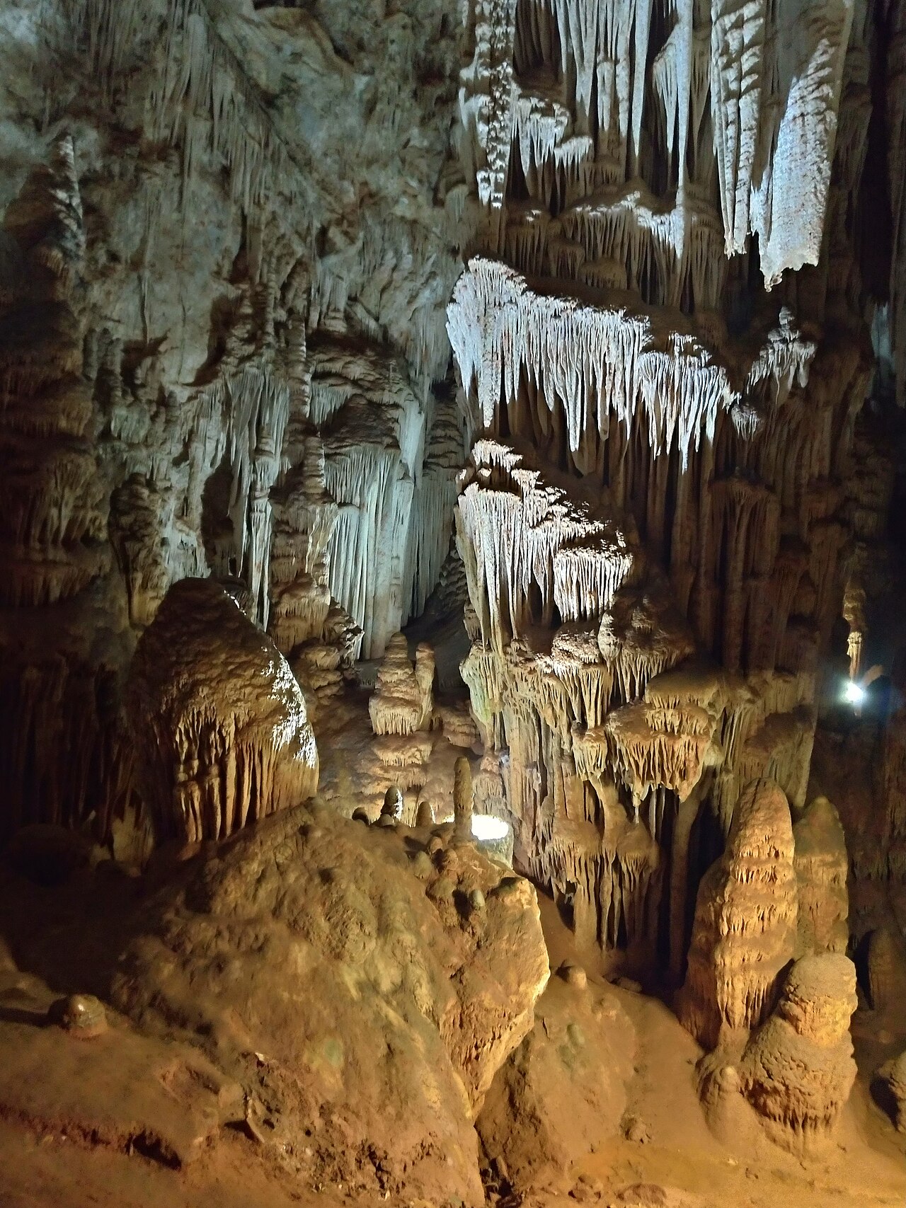 Espeleotemas no interior da Caverna do Diabo.
