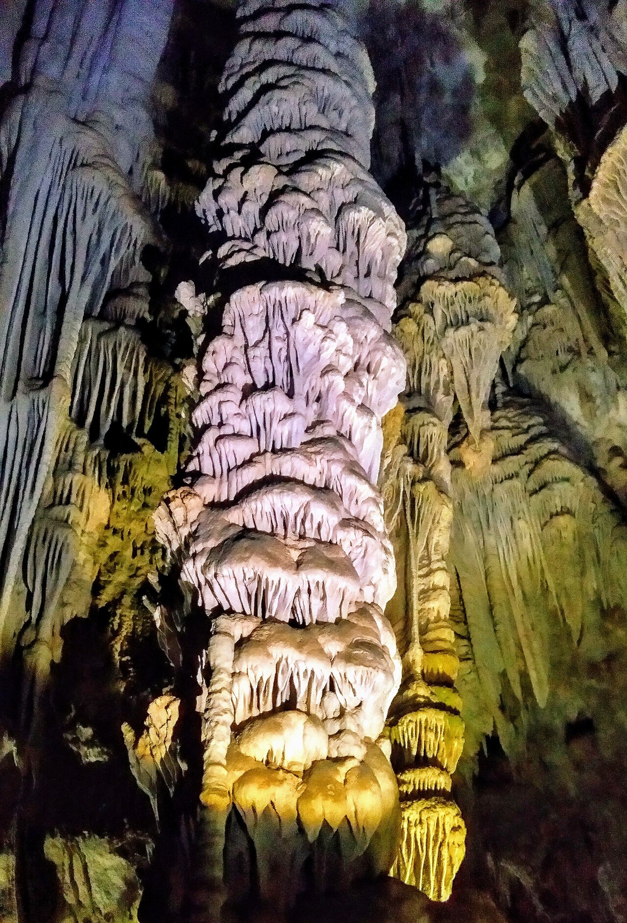 Grandes colunas de pedra no salão iluminado da Caverna do Diabo.
