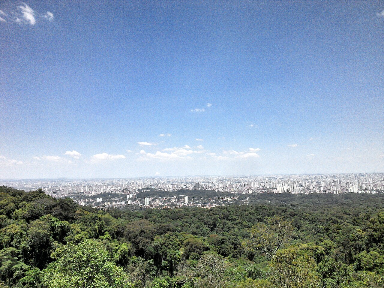 Panorama da cidade visto do alto da Pedra Grande, na Cantareira.