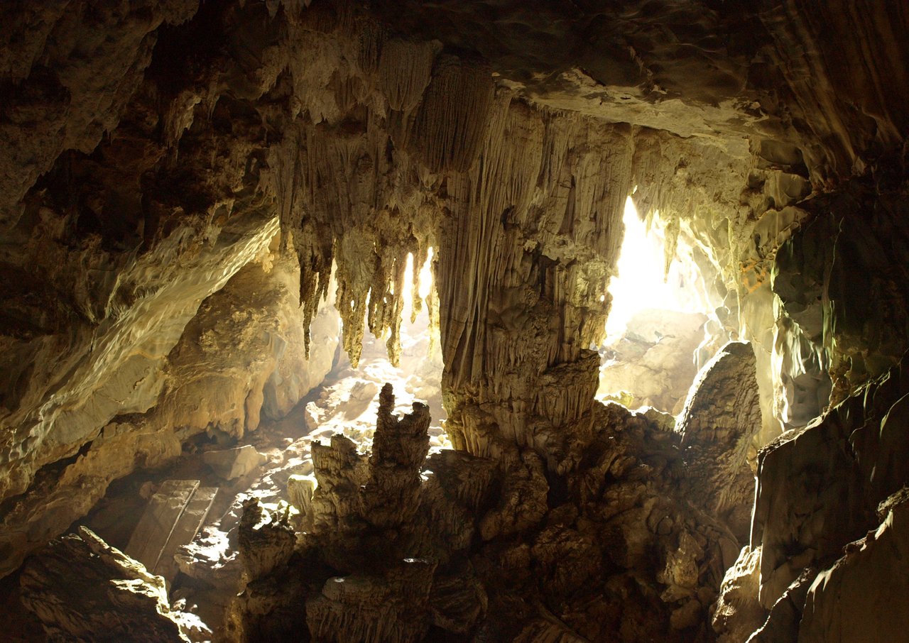 Salão da Caverna Morro Preto com estalactites, iluminado pela luz que entra por aberturas no teto